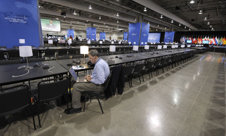 A reporter works at the news center of the upcoming Pittsburgh Summit 2009 of the Group of 20 (G20) nations, in Pittsburgh, the United States, September 23, 2009. The summit will be held on September 24-25. 