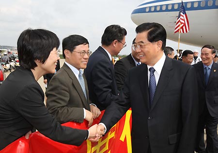 Chinese President Hu Jintao (R Front) arrives in Pittsburgh of the United States September 24, 2009 to attend the Group of 20 summit. 