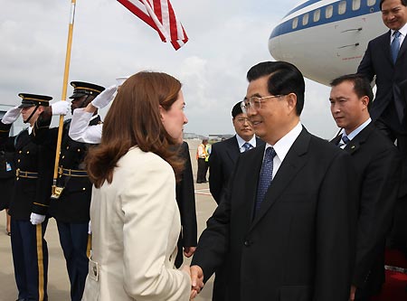 Chinese President Hu Jintao (R Front) arrives in Pittsburgh of the United States September 24, 2009 to attend the Group of 20 summit.