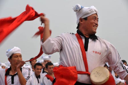 Members of waist drum dance team from Ansai County of northwest China's Shaanxi Province perform during their rehearsal for the upcoming National Day massive celebration, in Beijing, September 25, 2009. 