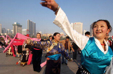 People of the Tibet ethnic group perform Guozhuang, a Tibetan Bonfire Dance, in Xining, capital of northwest China's Qinghai Province, September 24, 2009. 