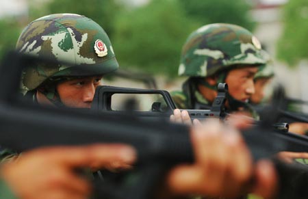 Chinese armed policemen practise during an anti-terrorism training to ensure the stability during the National Day holidays, in Hefei, capital of east China's Anhui Province, September 25, 2009.