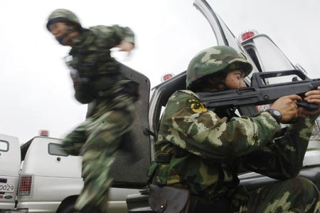 Chinese armed policemen practise during an anti-terrorism training to ensure the stability during the National Day holidays, in Hefei, capital of east China's Anhui Province, September 25, 2009.