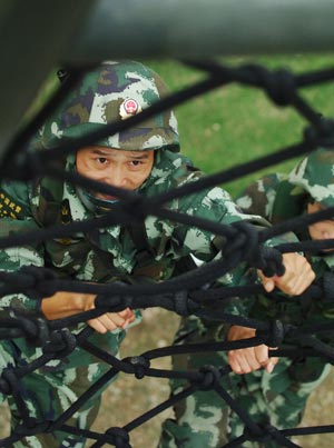 Chinese armed policemen practise during an anti-terrorism training to ensure the stability during the National Day holidays, in Hefei, capital of east China's Anhui Province, September 25, 2009.