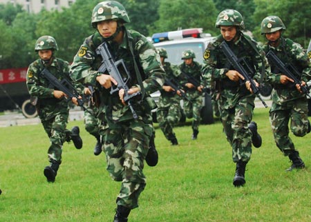 Chinese armed policemen practise during an anti-terrorism training to ensure the stability during the National Day holidays, in Hefei, capital of east China's Anhui Province, September 25, 2009.