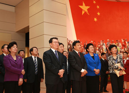 Li Changchun (2nd L front), member of the Standing Committee of the Political Bureau of the Communist Party of China (CPC) Central Committee, visits the exhibition 'Road of Rejuvenation' after its opening ceremony in Beijing, capital of China, September 25, 2009. 