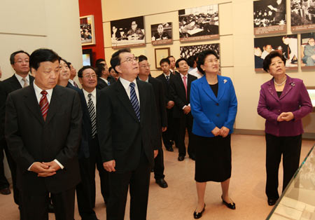 Li Changchun (2nd L front), member of the Standing Committee of the Political Bureau of the Communist Party of China (CPC) Central Committee, visits the exhibition 'Road of Rejuvenation' after its opening ceremony in Beijing, capital of China, September 25, 2009.