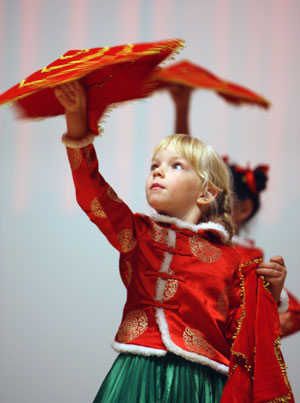 A German girl performs Chinese dance in an evening to celebrate the 60th anniversary of founding of the People's Republic of China in Berlin, capital of Germany, September 24, 2009. 