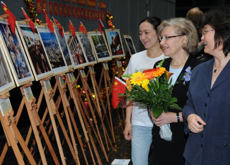 Ritva Laakso-Manninen(2nd. R), president of Haaga-Helia University of Applied Sciences, pays a visit to an exhibition to mark the 60th anniversary of founding of the People's Republic of China in Haaga-Helia University of Applied Sciences, Helsinki, capital of Finland, September 25, 2009.