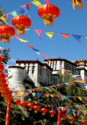 As the 60th anniversary of the founding of People's Republic of China draws near, the streets in Lhasa, capital of southwest China's Tibet Autonomous Region, are covered with lanterns, flowers and flags, September 26, 2009.