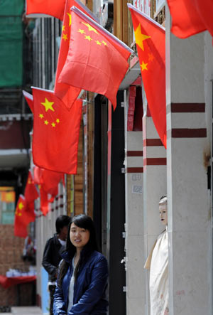 As the 60th anniversary of the founding of People's Republic of China draws near, the streets in Lhasa, capital of southwest China's Tibet Autonomous Region, are covered with lanterns, flowers and flags, September 26, 2009.