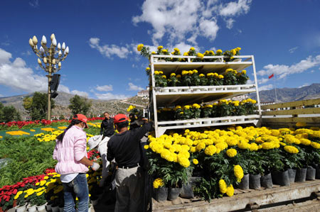 Workers place flowers in Lhasa, capital of southwest China's Tibet Autonomous Region, September 26, 2009. 