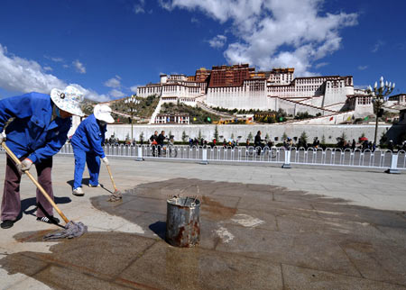 Workers clean up the square of the Potala Palace in Lhasa, capital of southwest China's Tibet Autonomous Region, September 26, 2009.