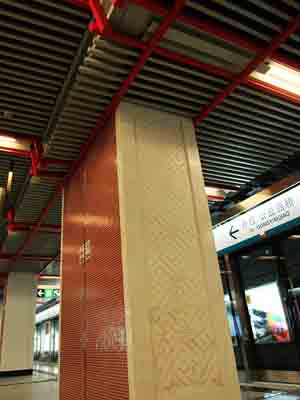 The interior design of Xiyuan Station is a combination of modernism and Chinese tradition.