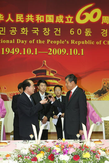 Kim Yong Nam (L FRONT), president of the Presidium of the Supreme People's Assembly of the Democratic People's Republic of Korea (DPRK), toasts with Chinese ambassador to DPRK Liu Xiaoming to celebrate the 60th anniversary of the founding of the People's Republic of China, during the reception held by Chinese Embassy in Pyongyang, capital of DPRK, Sept. 29, 2009. 