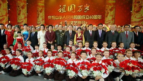 Li Changchun, member of the Standing Committee of the Communist Party of China (CPC) Central Committee Political Bureau Tuesday watched a large-scale art performance to mark the 60th founding anniversary of the People's Republic.