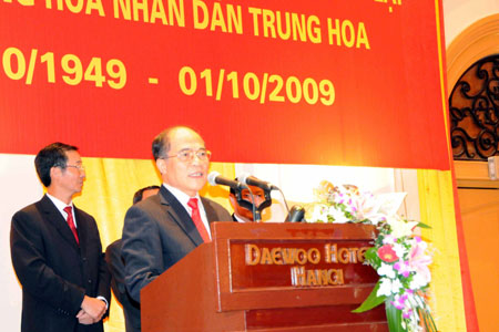 Vietnamese Standing Deputy Prime Minister Nguyen Sinh Hung (front) speaks during a reception for the 60th anniversary of the founding of the People's Republic of China held by Chinese Embassy in Hanoi, Vietnam, Sept. 29, 2009.