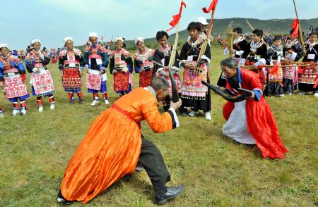 People of Miao ethnic group perform bullfight in Longli County, southwest China's Guizhou Province, September 29, 2009. 