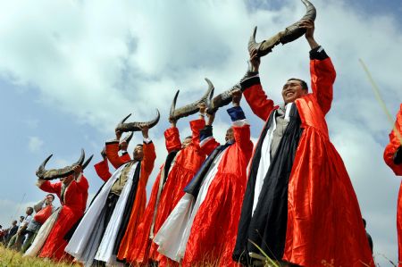 People of Miao ethnic group hold bullfight in Longli County, southwest China's Guizhou Province, September 29, 2009.