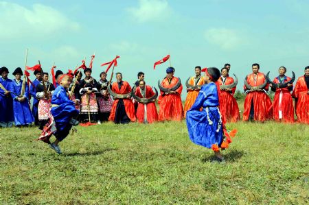 Children of Miao ethnic group perform cockfight in Longli County, southwest China's Guizhou Province, September 29, 2009. 