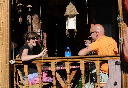 Tourists chat in a tea shop in Lijiang, southwest China's Yunnan Province, September 29, 2009. 