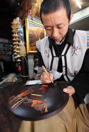 An artist makes a handicraft in Lijiang, southwest China's Yunnan Province, September 29, 2009. 