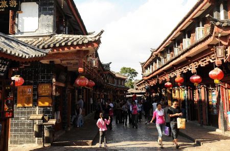 Tourists enjoy themselves in Lijiang, southwest China's Yunnan Province, September 29, 2009. 