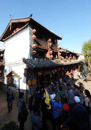 Tourists enjoy themselves in Lijiang, southwest China's Yunnan Province, September 29, 2009. 