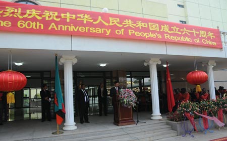 Chinese Ambassador to Zambia Li Qiangmin addresses a reception to celebrate the 60th anniversary of the founding of the People's Republic of China, in Lusaka, capital of Zambia, on September 29, 2009. 