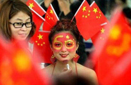 Students from a beauty school in Xi&apos;an city put on innovative make-up specially designed for celebrating the National Day, on September 28, 2009.