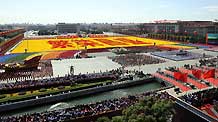The background phalanxes form Chinese characters meaning 'Thriving and Prosperous' during the celebrations for the 60th anniversary of the founding of the People's Republic of China, in central Beijing, capital of China, October 1, 2009.