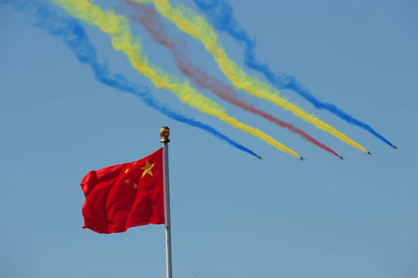 Trainer aircraft fly over the Tian&apos;anmen Square in the celebrations for the 60th anniversary of the founding of the People&apos;s Republic of China, in Beijing, capital of China, October 1, 2009.