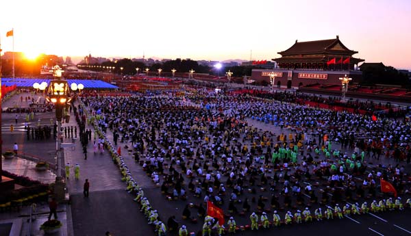 People wait for a grand performance in the celebrations for the 60th anniversary of the founding of the People's Republic of China, on the Tian'anmen Square in central Beijing, capital of China, October 1, 2009. 