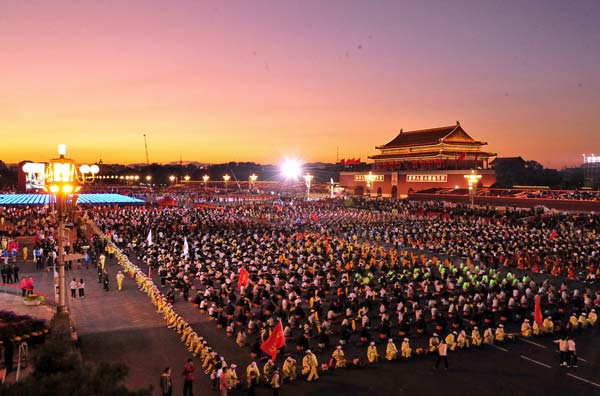 People wait for a grand performance in the celebrations for the 60th anniversary of the founding of the People's Republic of China, on the Tian'anmen Square in central Beijing, capital of China, October 1, 2009. 