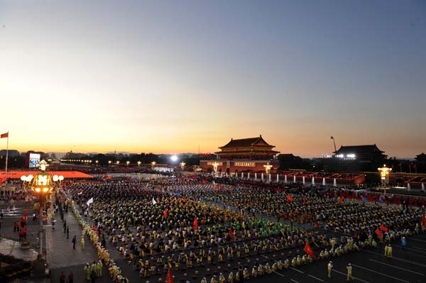 Photo taken on October 1, 2009 shows the general view of Tian'anmen Square in the evening before the grand performance in the celebrations for the 60th anniversary of the founding of the People's Republic of China, in central Beijing, capital of China.