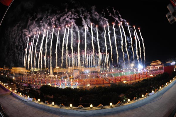 Fireworks explode over the Tian&apos;anmen Square in central Beijing during the celebrations for the 60th anniversary of the founding of the People&apos;s Republic of China October 1, 2009.