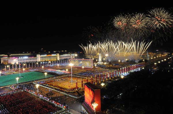 Fireworks explode over the Tian&apos;anmen Square in central Beijing during the celebrations for the 60th anniversary of the founding of the People&apos;s Republic of China October 1, 2009. 