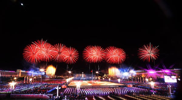 Fireworks are seen over the Tian&apos;anmen Square in the celebrations for the 60th anniversary of the founding of the People&apos;s Republic of China, in Beijing, capital of China, October 1, 2009. 