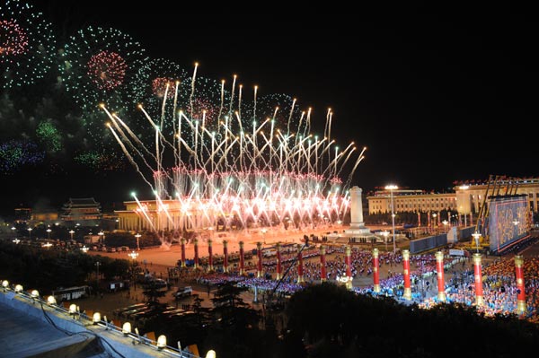 Fireworks explode over the Tian&apos;anmen Square in central Beijing during the celebrations for the 60th anniversary of the founding of the People&apos;s Republic of China October 1, 2009.