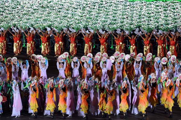 Dancers perform during the celebrations for the 60th anniversary of the founding of the People's Republic of China, on the Tian'anmen Square in Beijing, capital of China, October 1, 2009.