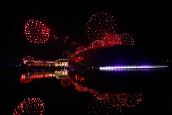 Fireworks explode over the Tian'anmen Square in central Beijing during a grand evening gala in the celebrations for the 60th anniversary of the founding of the People's Republic of China, October 1, 2009. 