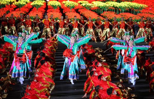 Actors perform during the grand evening gala celebrating the 60th anniversary of the founding of the People's Republic of China, on the Tian'anmen square in Beijing, capital of China, October 1, 2009. 