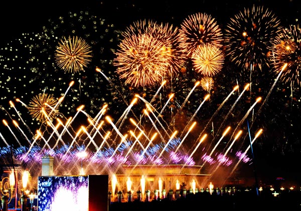 Fireworks explode over the Tian'anmen Square in central Beijing during a grand evening gala in the celebrations for the 60th anniversary of the founding of the People's Republic of China, October 1, 2009. 