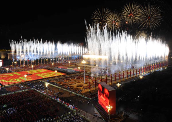 Fireworks explode over the Tian'anmen Square in central Beijing during a grand evening gala in the celebrations for the 60th anniversary of the founding of the People's Republic of China, October 1, 2009. 