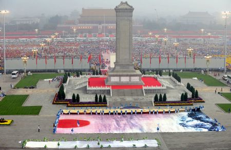 Photo taken on Oct. 1, 2009 shows the general view of Tian&apos;anmen Square in the early morning. China will celebrate on Oct. 1 the 60th anniversary of the founding of the People&apos;s Republic of China. (Xinhua/Dai Xuming)