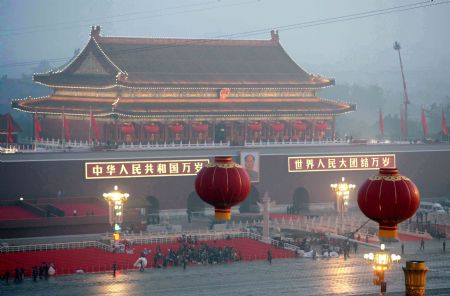 Photo taken on Oct. 1, 2009 shows the general view of Tian&apos;anmen in the early morning. China will celebrate on Oct.(Xinhua/Yuan Man)