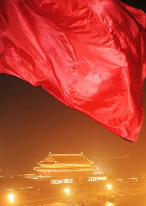 People participating in the massive celebrations take their positions in front of Tian&apos;anmen in the early morning in Beijing, on Oct. 1, 2009. (Xinhua/Xu Jiajun)