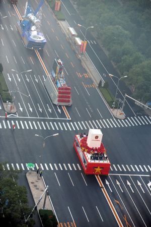 Floats move to a designated place to prepare for the celebrations for the 60th anniversary of the founding of the People's Republic of China, in Beijing, capital of China, Oct. 1, 2009. (Xinhua/Xu Liang)