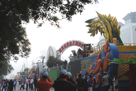 Floats that will take part in the celebrations for the 60th anniversary of the founding of the People's Republic of China, are seen in Beijing, capital of China, Oct. 1, 2009. (Xinhua/Tao Ming)