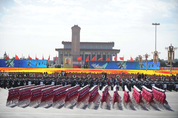Militiawomen receive inspection in a parade of the celebrations for the 60th anniversary of the founding of the People's Republic of China, on Chang'an Street in central Beijing, capital of China, Oct. 1, 2009. (Xinhua/Li Ga)